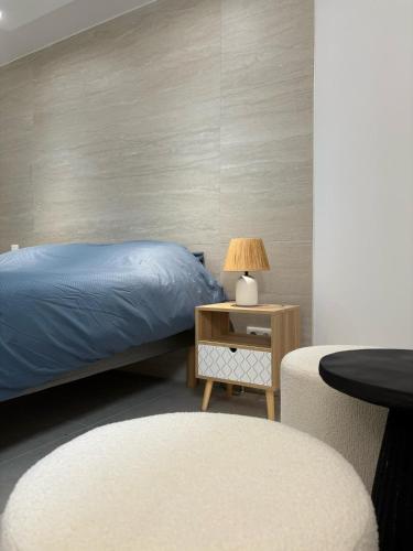 une chambre avec un lit et une table avec une lampe dans l'établissement Chez manu, à Voellerdingen