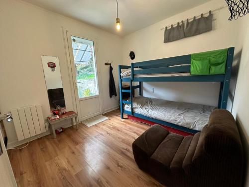 une chambre avec deux lits superposés et un canapé dans l'établissement Jolie maisonnette jusqu'à 4 personnes avec superbe vue, à Chamalières-sur-Loire