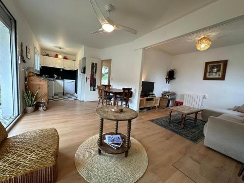 un salon avec un canapé et une table dans l'établissement Jolie maisonnette jusqu'à 4 personnes avec superbe vue, à Chamalières-sur-Loire