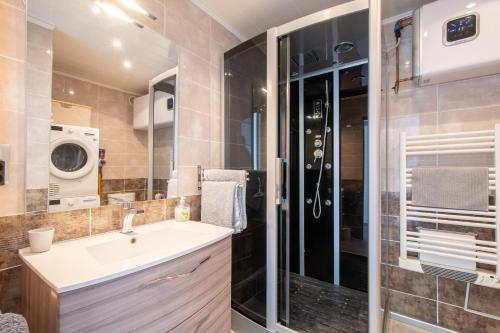 une salle de bain avec un lavabo et une douche dans l'établissement Escale au Boucanet - A 150m de la plage, au Grau-du-Roi