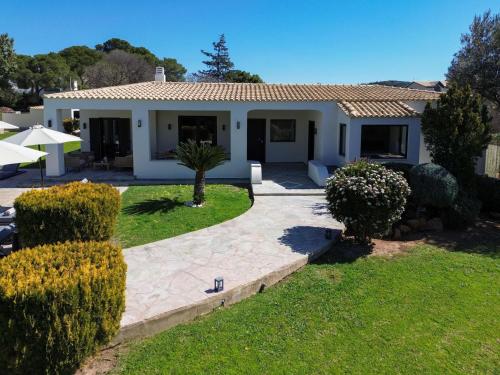 Κήπος έξω από το Sounio Poseidon Villa