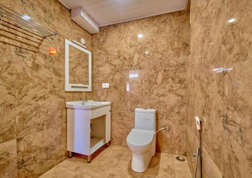 Ванная комната в Silent Retreat Ooty Pool Resort by VOYE HOMES