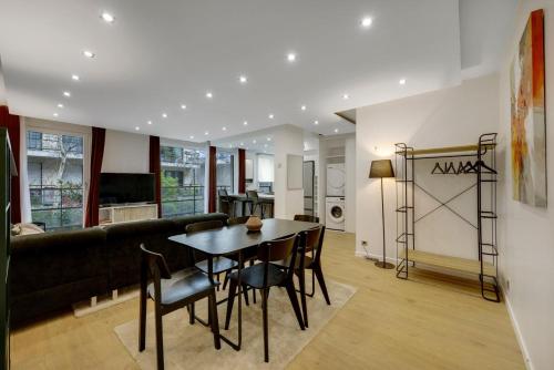 une salle à manger et un salon avec une table et des chaises dans l'établissement Les Lilas Mon Amour!, aux Lilas