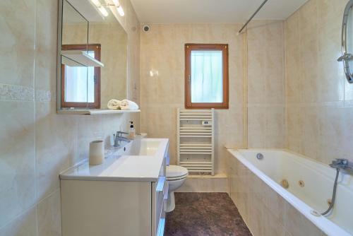une salle de bain avec un lavabo, une baignoire et des toilettes dans l'établissement Escapade à Six-Fours - Plage, terrasse & parking, à Six-Fours-les-Plages