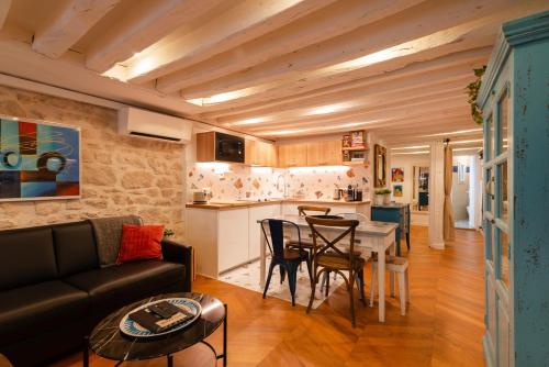 un salon avec un canapé et une table dans l'établissement Champs Elysée Near President's Palace with and AC, à Paris