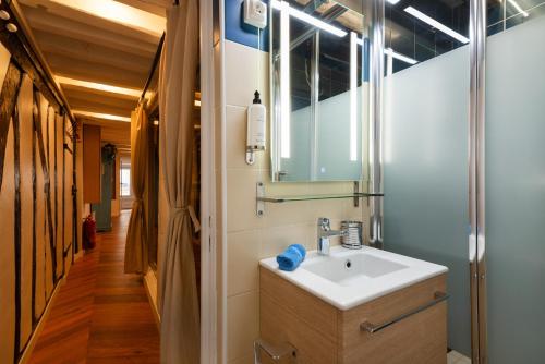 une salle de bain avec un lavabo et un miroir dans l'établissement Champs Elysée Near President's Palace with and AC, à Paris