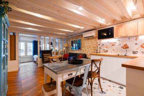 Champs Elysée Near President's Palace with and AC