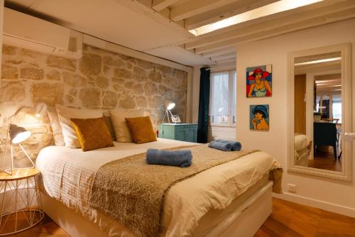 - une chambre avec un grand lit et 2 serviettes bleues dans l'établissement Champs Elysée Near President's Palace with and AC, à Paris