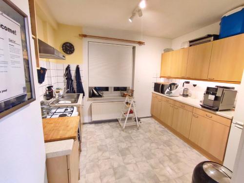 una cucina con un lavello e un piano di lavoro di Bedroom with free parking a Borsdorf