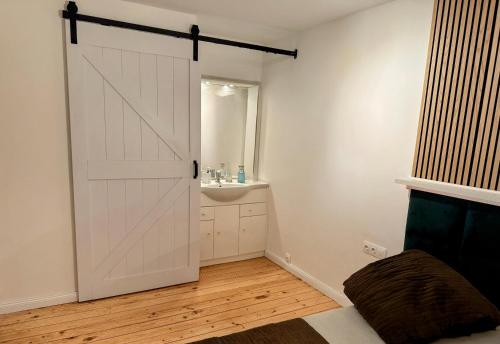 bagno con porta bianca e lavandino di Bedroom with free parking a Borsdorf
