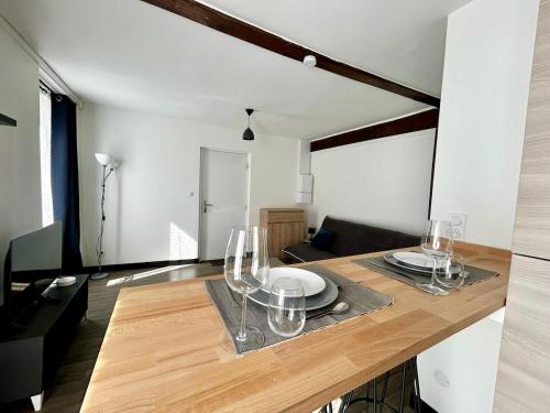 - un salon avec une table et des verres à vin dans l'établissement Le Carnot, proche de la Gare, à Limoges