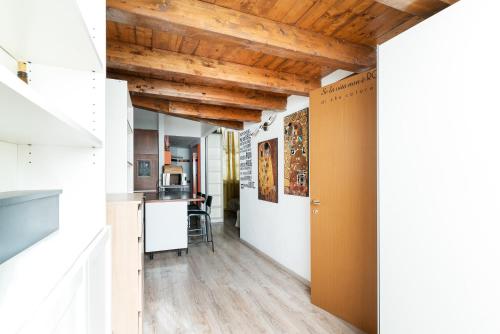 GuestHost - Welcoming Ground-Floor Apartment with Loft
