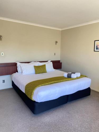a bedroom with a large bed in a room at ASURE Avenue Motor Lodge in Timaru