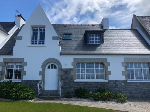 Gwaskedou, sea view, beach and city center