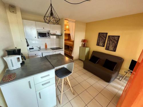 une cuisine et un salon avec un canapé dans l'établissement Appartement Studio cabine 2 couchages ARGELES SUR MER AR040-102, à Argelès-sur-Mer
