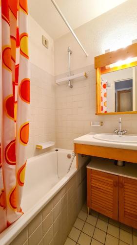 une salle de bain avec une baignoire et un lavabo dans l'établissement Le Hameau de Flaine, à Flaine