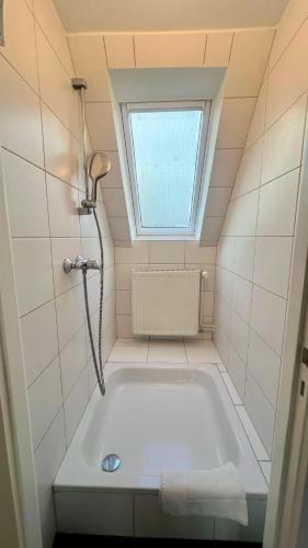 Bilik mandi di 2,5-Zimmer-Dachgeschoss Monteurwohnung