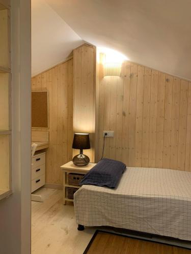 een slaapkamer met een bed en een bureau met een lamp bij La Molina Alp c Puigmal in Girona