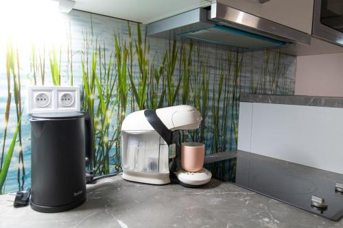 eine Küchentheke mit Kaffeemaschine und Kaffeemaschine in der Unterkunft Cozy Retreat by Wenceslas Square in Prag