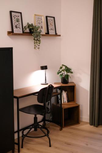 un bureau avec un bureau, une chaise et une étagère dans l'établissement La Virgule, votre cocon dolois, à Dole