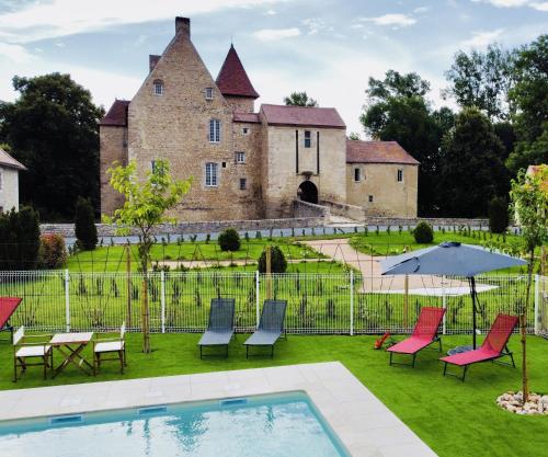 an estate with a swimming pool in front of a castle at Château de la Mothe de Vicq - Allier, à proximité de Vichy in Vicq