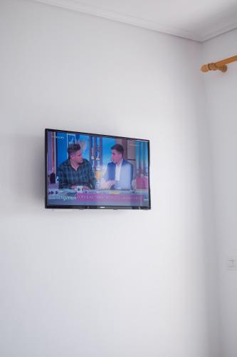 Una televisión o centro de entretenimiento en Relax Mea Hotel