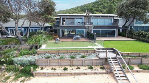 an aerial view of a house with a garden at The Bach Pearl Beach-Absolute Beachfront , Late Check Out in Pearl Beach