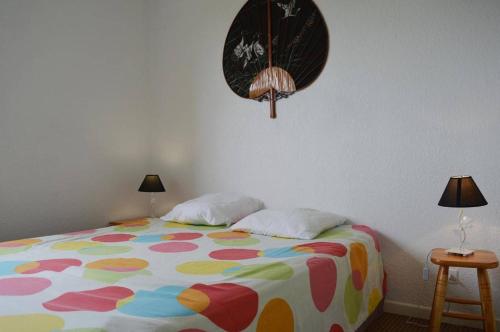 - une chambre avec un lit doté d'un couvre-lit coloré et de 2 lampes dans l'établissement Appart 2 pièces 4 couchages ARGELES SUR MER AR450-0912, à Argelès-sur-Mer