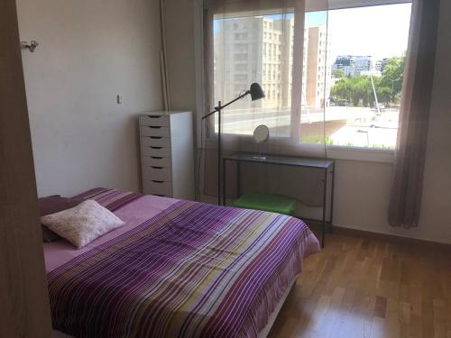 une chambre avec un lit, un bureau et une fenêtre dans l'établissement nice appartement, montpellier center 3 rooms, à Montpellier