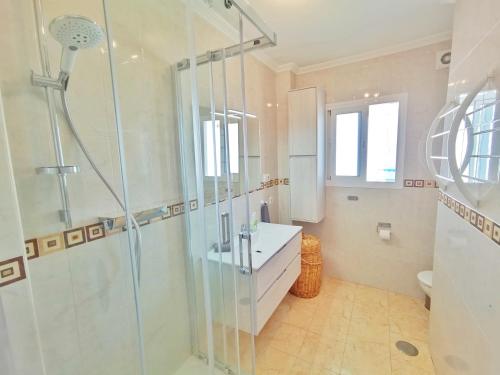 Kúpeľňa v ubytovaní Carabeo Seaview Apartment Rocamar