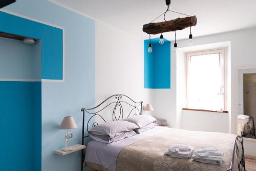 a bedroom with blue and white walls and a bed at Ca' Baetti l'Antica Corte in Roncola