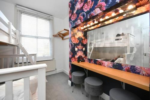 una stanza con un bancone con sgabelli e uno scaffale di Brighton Central Stay a Brighton & Hove