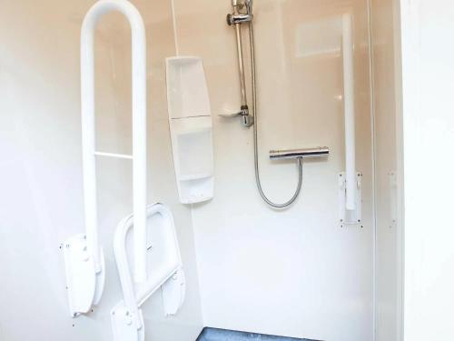 Bilik mandi di Deerpark Cabins, Cornwall - Forest Holidays