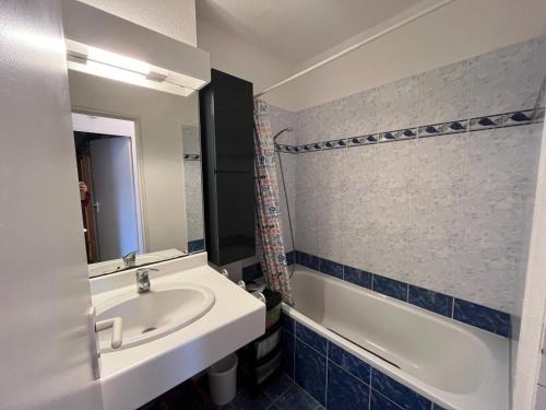 une salle de bain avec un lavabo et une baignoire dans l'établissement Leg pavillon, à Valras-Plage