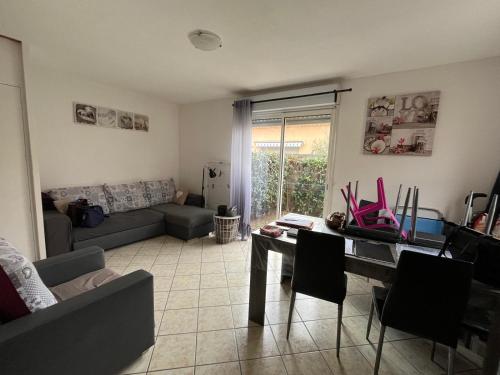un salon avec une table et un canapé dans l'établissement Leg pavillon, à Valras-Plage