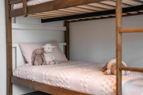 two teddy bears sitting on a bunk bed at Calla Vale - 3 Bed House Incredible Valley Views in Kangaroo Valley