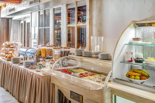 a buffet line in a restaurant with food at Boutique Hotel Szárcsa in Székesfehérvár