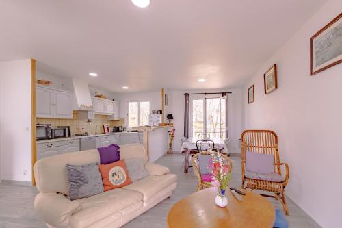 un salon avec un canapé et une table dans l'établissement Maison Sur le Causse Corrézien, à Saint-Cernin-de-Larche