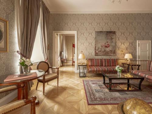 salon z kanapą i stołem w obiekcie The Mozart Prague w Pradze