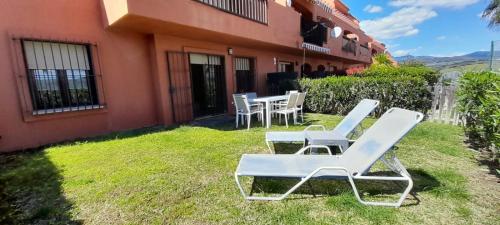 Apartamento de tres dormitorios muy espacioso con jardines y piscinas