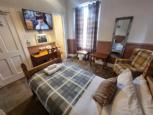 TV a/nebo společenská místnost v ubytování Roy Bridge Hotel