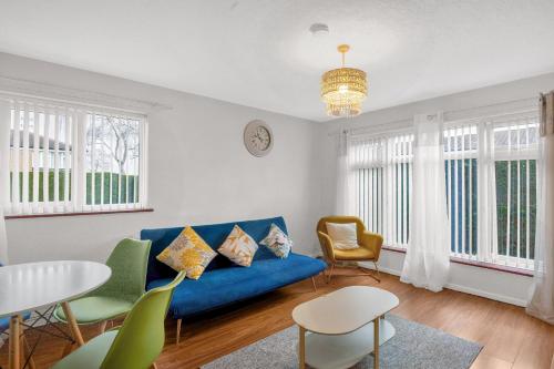 Posezení v ubytování Sleek Stay with Parking - Great for NEC & HS2 Travelers