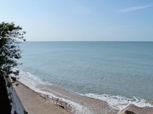a view of the ocean from a beach at Sam's Snug in Birchington