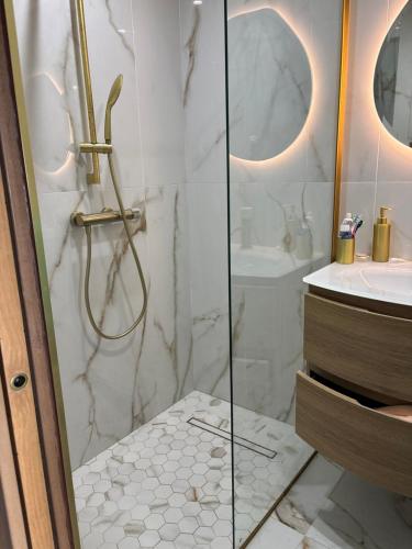 une salle de bain avec douche et lavabo dans l'établissement CANNES EDEN résidence 