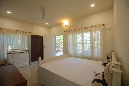 A bed or beds in a room at Yashodhara Grove, Bagepalli