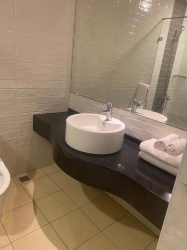 a bathroom with a sink and a mirror at Shun Cheng Hotel in Magong