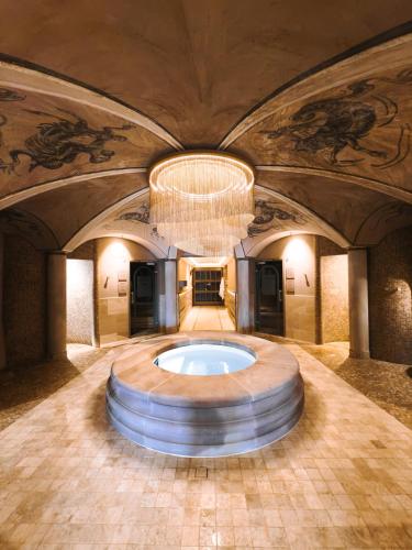 a large room with a hot tub in the middle at Les Violettes Hotel & Spa in Jungholtz