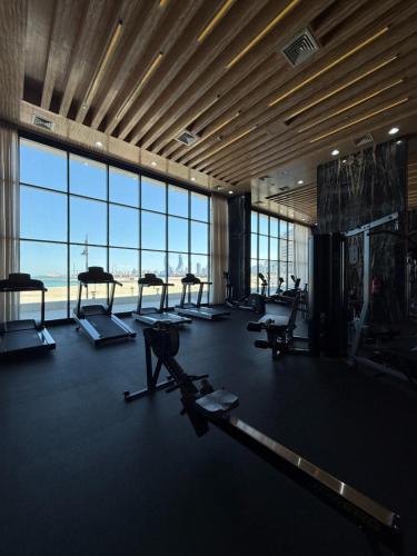 Fitness centrum a/nebo fitness zařízení v ubytování Skyview - One minute to Vendome mall