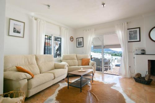 Private Beach Villa for 6 with Seaview, Pool & big Sun Terrace