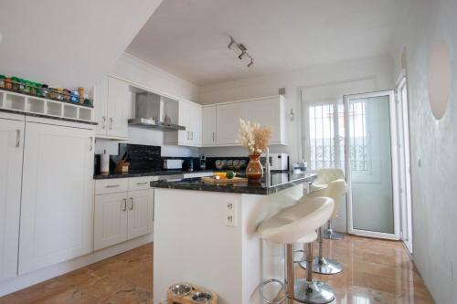 Private Beach Villa for 6 with Seaview, Pool & big Sun Terrace